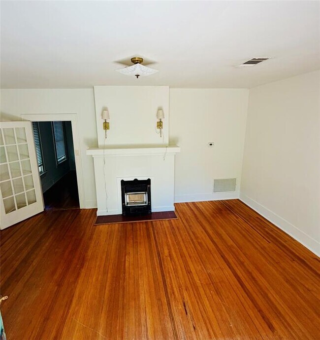 Building Photo - 3212 Oakmont Blvd