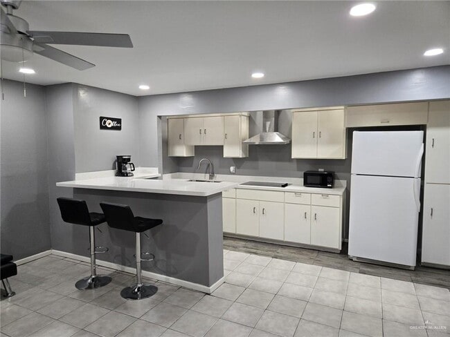 Building Photo - 800 E Tulipan Ave