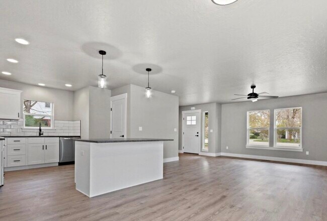 Building Photo - 465 S 3rd E St