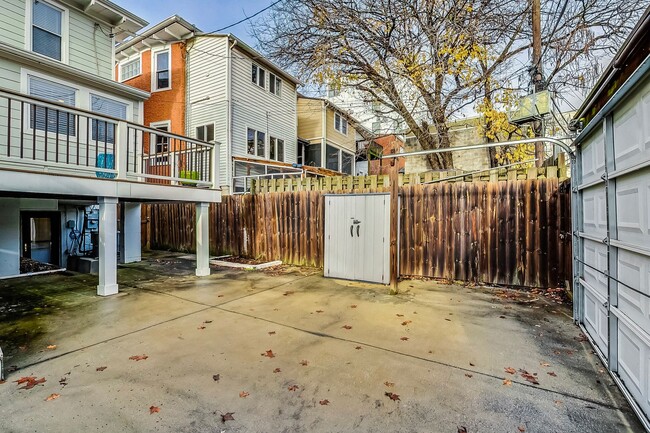 Building Photo - Beautiful TH - 4 bedroom + 3.5 BA - 7 mo -...
