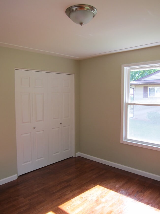 Building Photo - 5083 Mellwood Dr