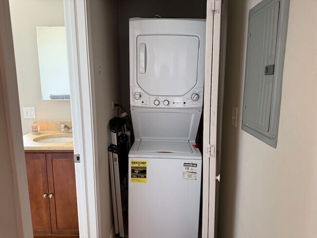 Building Photo - Beautiful 1 Bed / 1 Bath Apartment Available July 1st in Rogers Park!