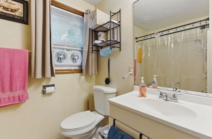 Building Photo - 82 Cherrelyn St