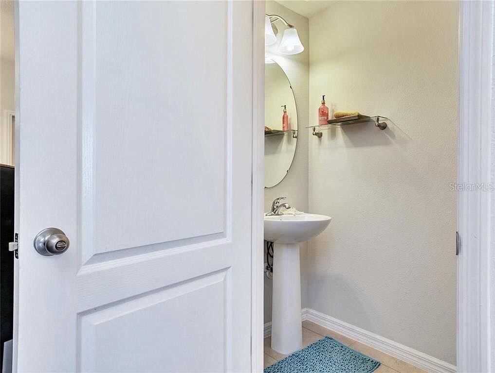 Guest toilet - 10958 Verawood Dr