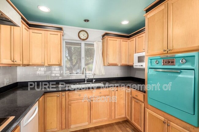 Building Photo - 7608 E 4th St