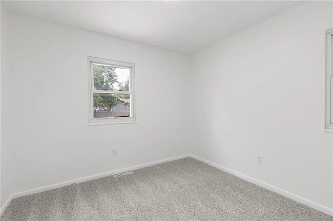 Building Photo - 804 S Montclaire Dr