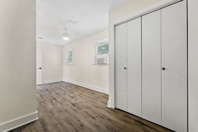 Building Photo - Upgraded and ready 5 bed 2 bath home next door to the 3 bed 2 bath home