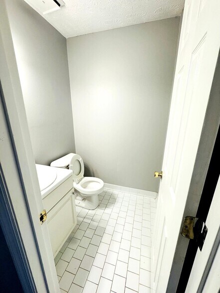 Building Photo - 5551 Robmont Dr