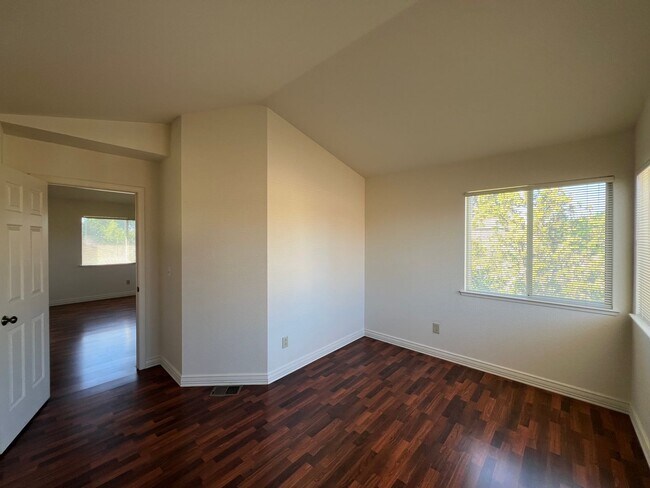 Building Photo - LOVELY 4 BEDROOM HOME IN LAGUNA CREEK!