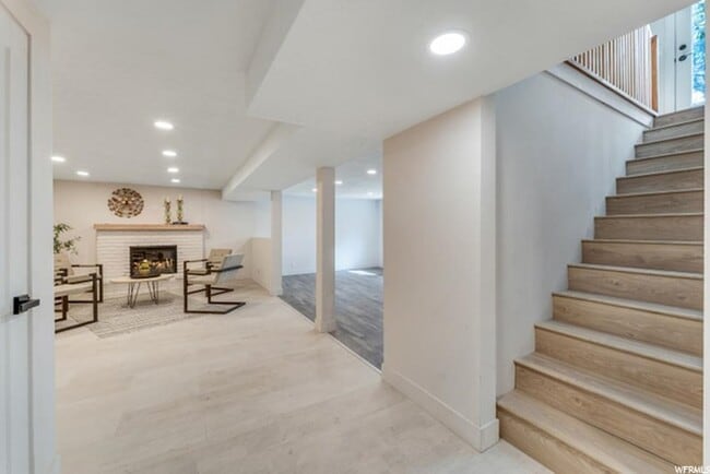 Building Photo - 1548 E Kings Row Dr