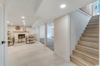 Building Photo - 1548 E Kings Row Dr