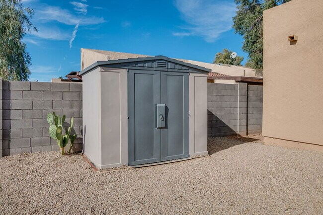 Building Photo - 460 N 64th Pl