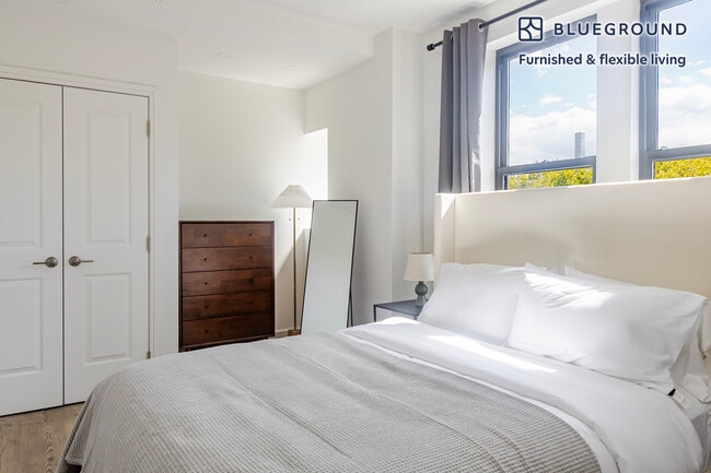 Building Photo - 45 W 81st St