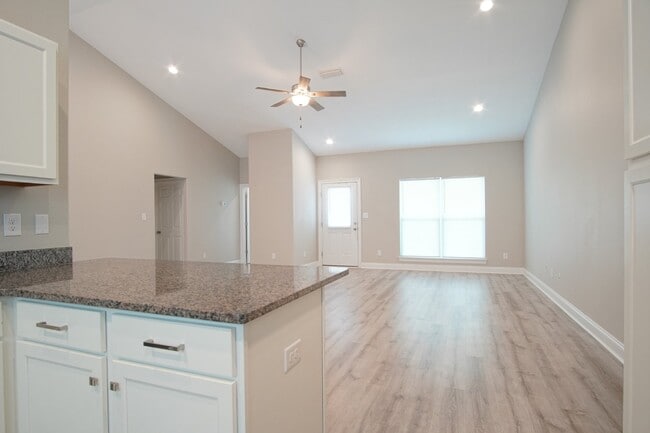 Building Photo - Gulf Breeze 3BR/2BA Townhome – Vaulted Cei...