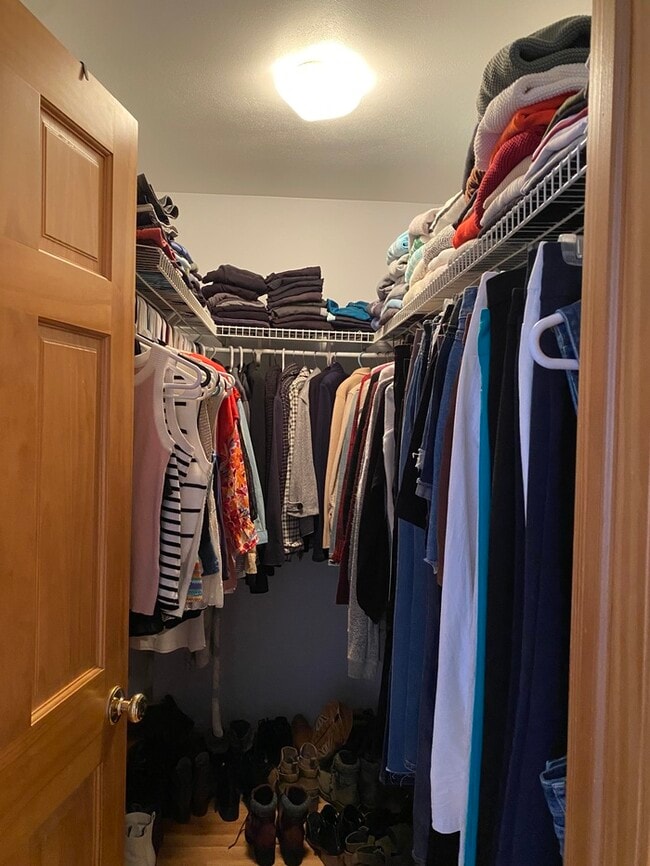 Building Photo - Gorgeous 3 bedroom 2.5 bath with one stall detached garage and fenced in backyard for rent!