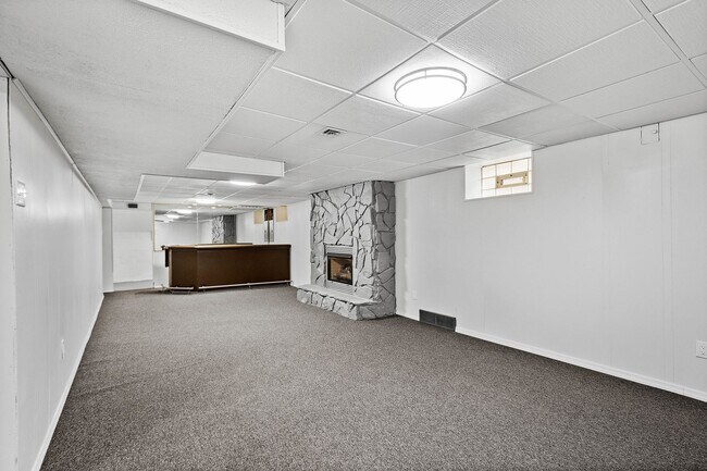 Building Photo - Stunning 3 bed, 2 bath home in East Hills available August 1!