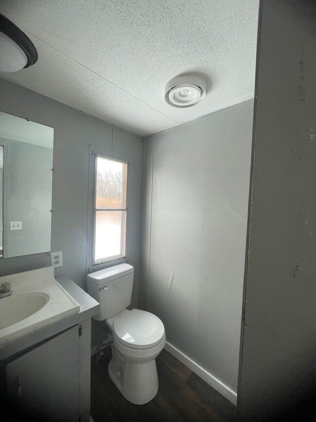 Building Photo - Country living with spacious front and backyard - 3 beds/ 2bath available now