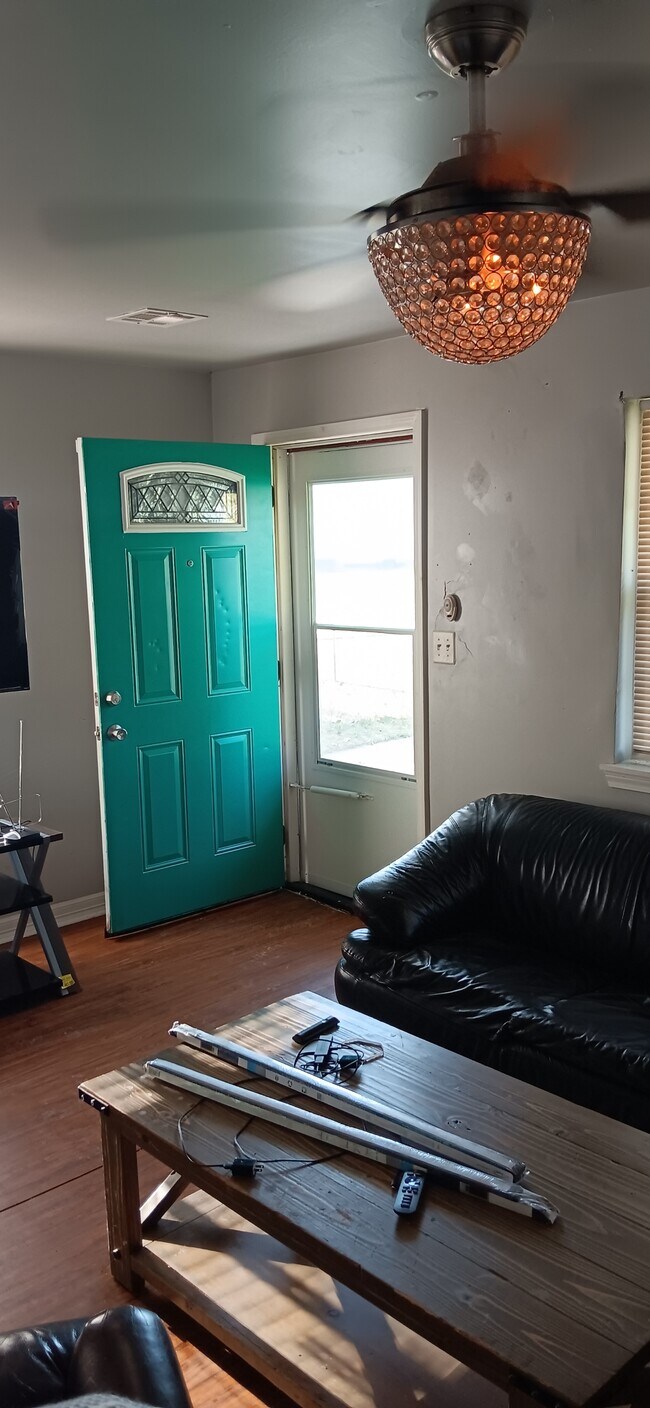 Building Photo - 548 E Woodrow St