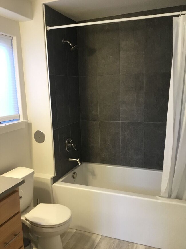 Building Photo - Custom Kenton Townhouse (Short Term)