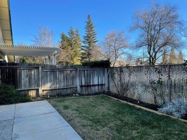 Building Photo - Spacious 3 bedroom home for rent