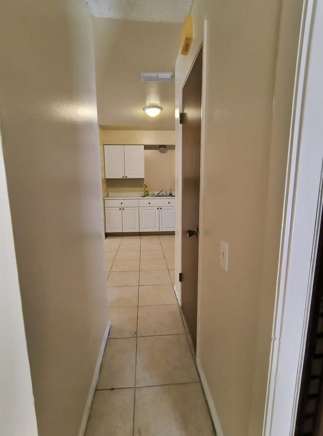Building Photo - Spacious 3-Bedroom  2 Bathroom Apartment f...
