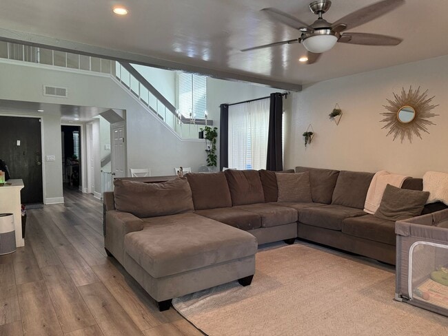 Building Photo - Move in Ready 3bed/3bath, beautiful backyard