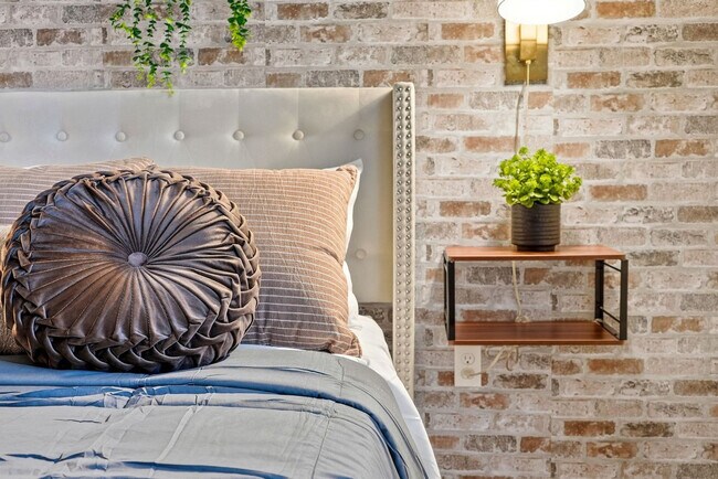 Building Photo - 1700 W Cleveland St