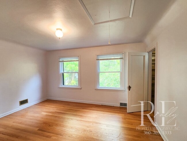 Building Photo - Waterfront Tudor | Private, Vintage Charm with Casita