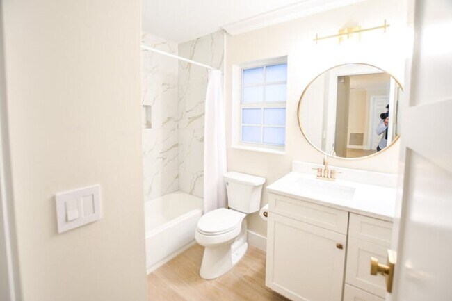 Building Photo - 226 Moccasin Trail W