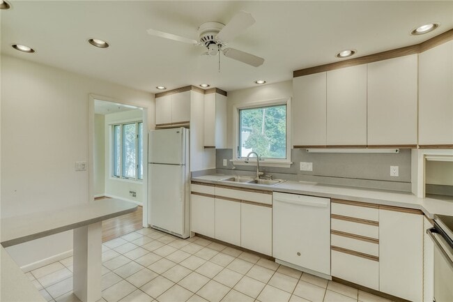 Building Photo - 241 Willowcrest Dr