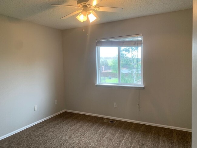 Building Photo - Spacious 4 Bedroom Home