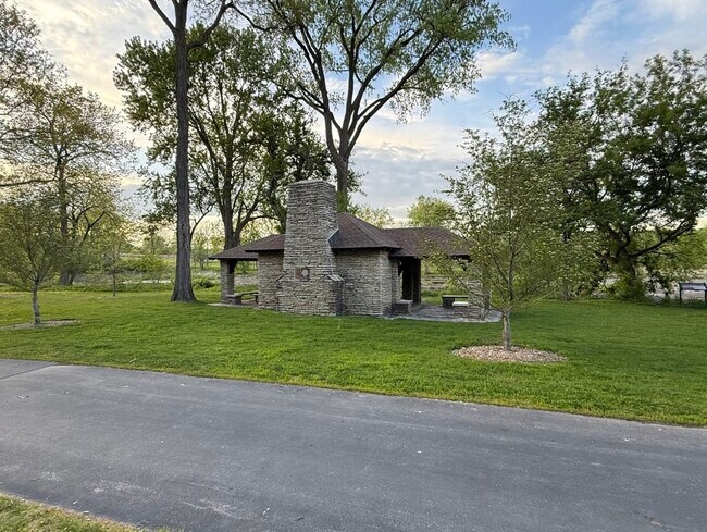 Building Photo - 1501 Raymond Dr