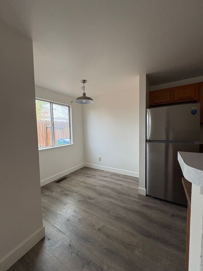 Building Photo - Cute newly remodeled townhouse
