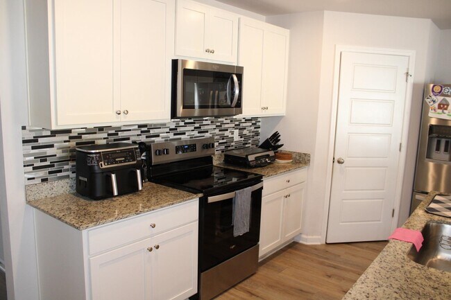 Building Photo - 1964 Catbird Trl