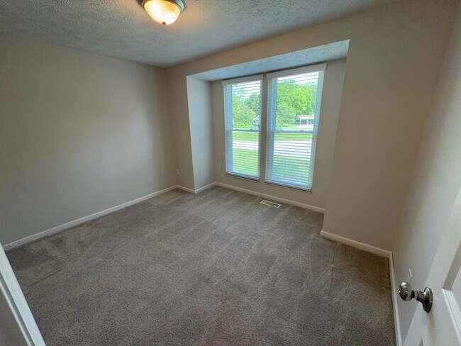 Building Photo - 778 Woodlyn Dr S
