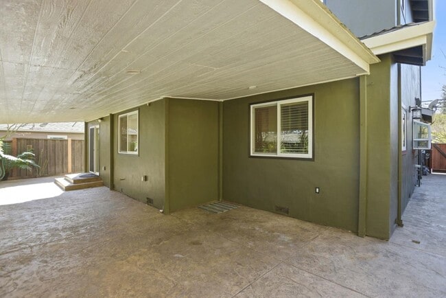 Building Photo - 659 Upton St