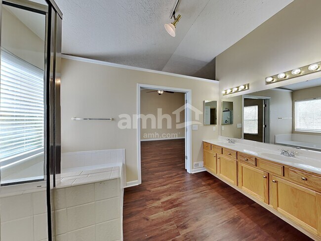 Building Photo - 4073 Sherbourne Dr