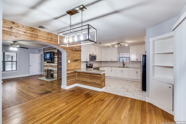 Building Photo - 223 Kayton Ave