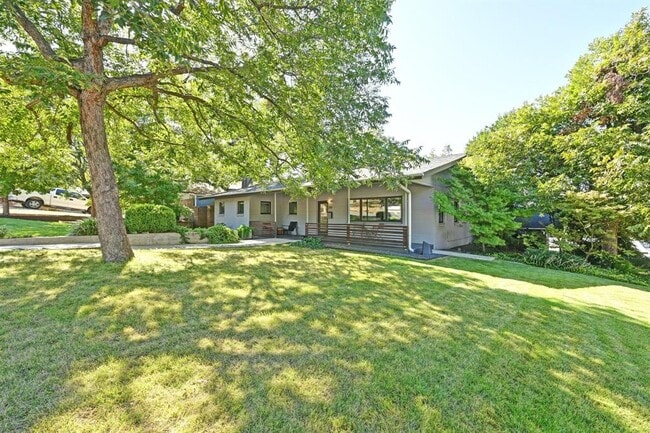 Building Photo - 701 Brownlee Cir