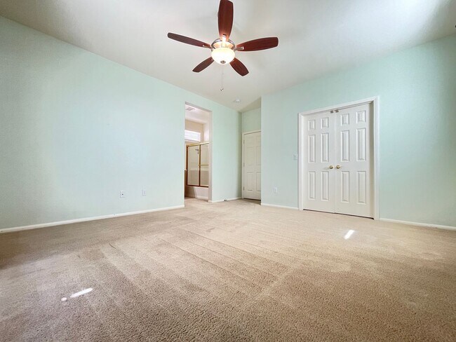 Building Photo - 3 Bedroom 2 1/2 Bath Home - Kitchen w/Gran...
