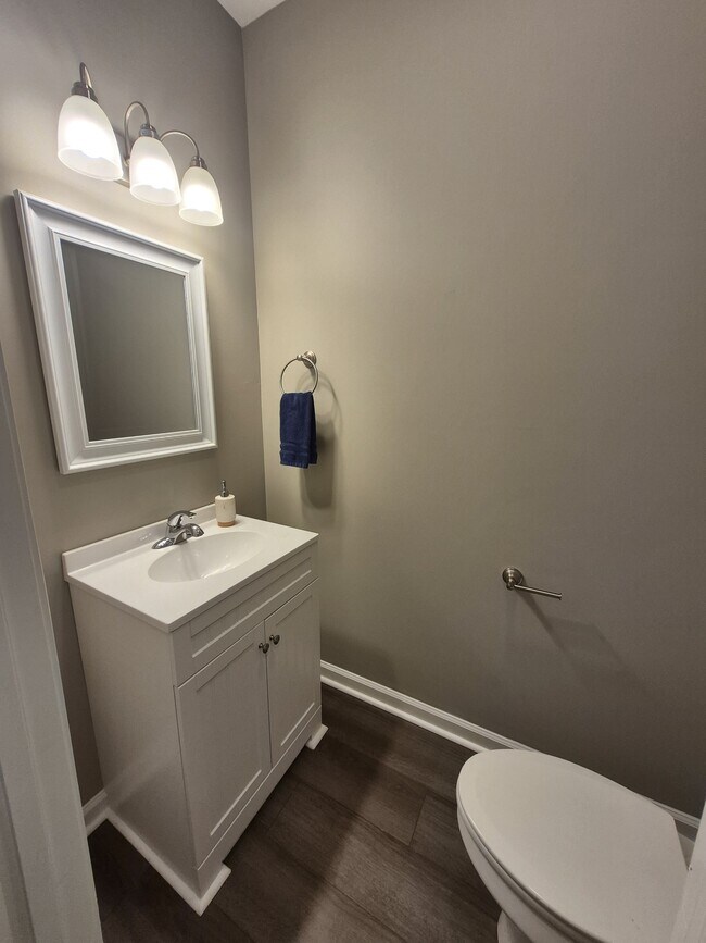 Building Photo - 595 Vaughn Rd