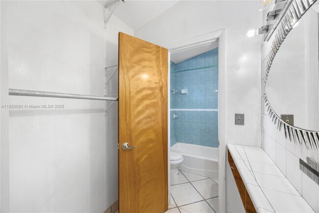 Building Photo - 7041 SW 63rd Ct