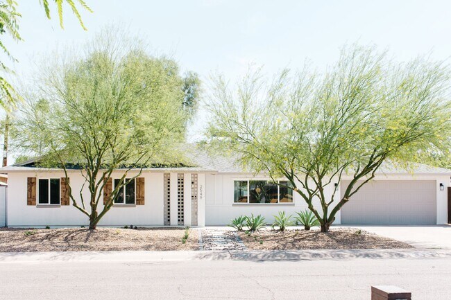 Building Photo - Spacious & beautiful home in Scottsdale wi...