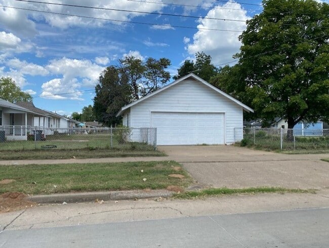 Building Photo - 3 Bed, 2 Bath Corner Lot in Tulsa!