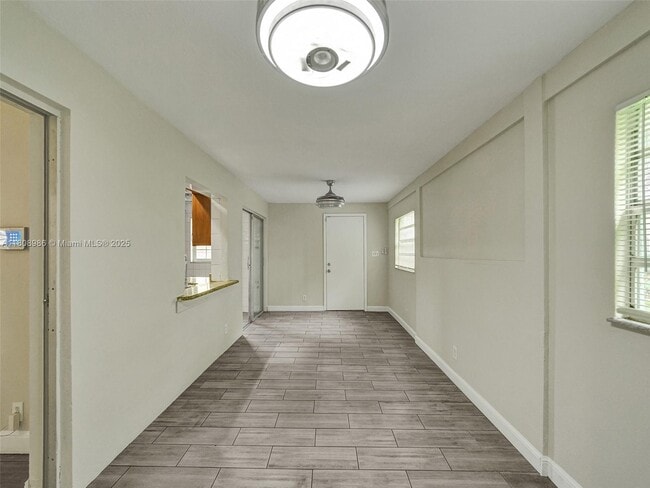 Building Photo - 221 NE 31st St