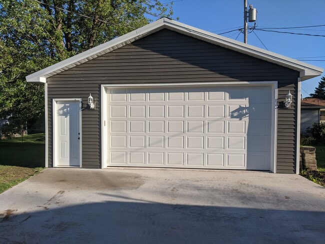 Building Photo - 351 Mark Ct