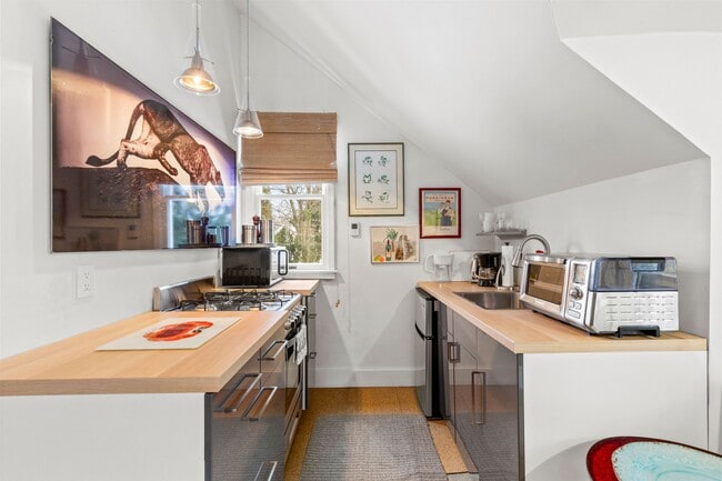 Building Photo - 13 Lockwood Ave