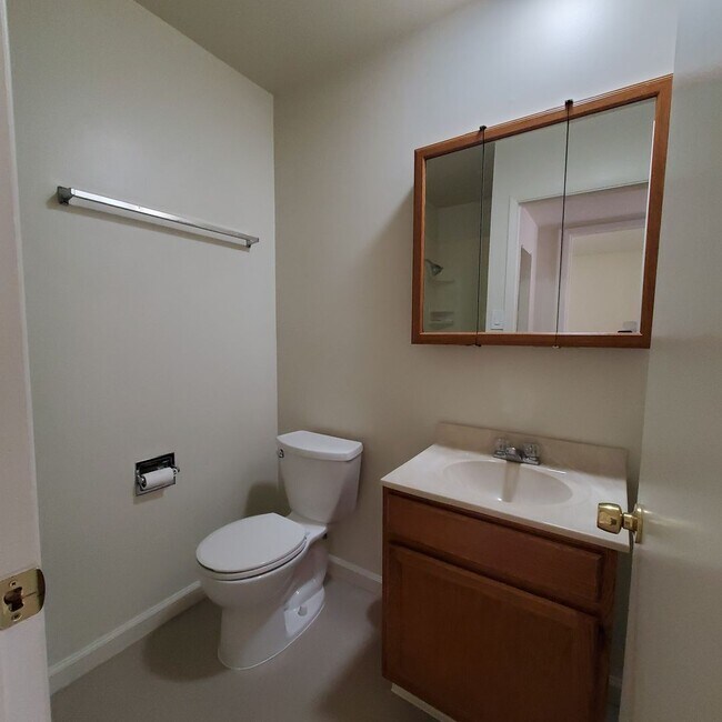 Building Photo - Pinole Crest 2 bedroom/2 bath Condo ~Light...