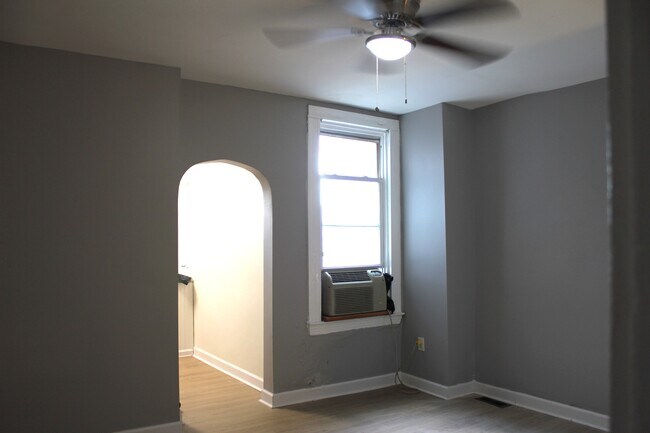 Building Photo - 1106 N Kenwood Ave