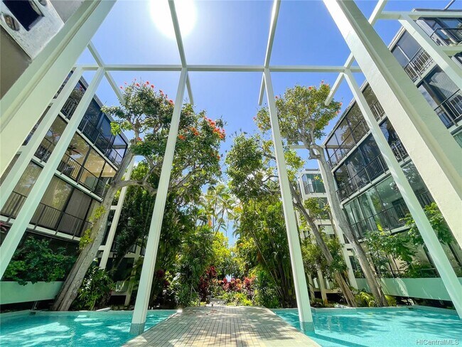 Building Photo - 4999 Kahala Ave